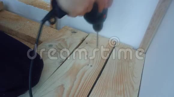 男性用电钻在木板上钻孔视频的预览图