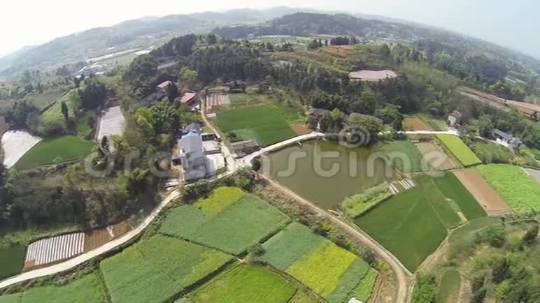 中国农场与池塘的空中镜头视频的预览图