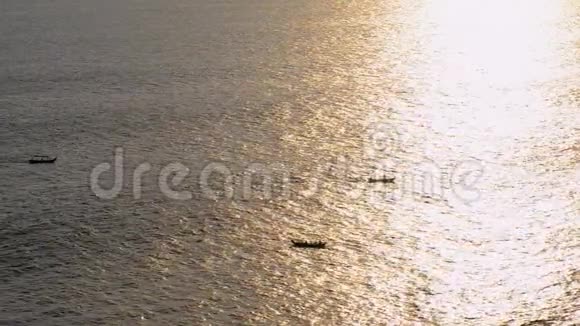 日落时分船在海洋中航行船在日落时漂浮视频的预览图