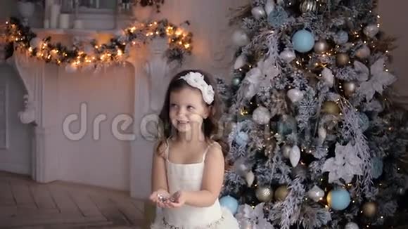 三岁的小女孩扔着银光视频的预览图