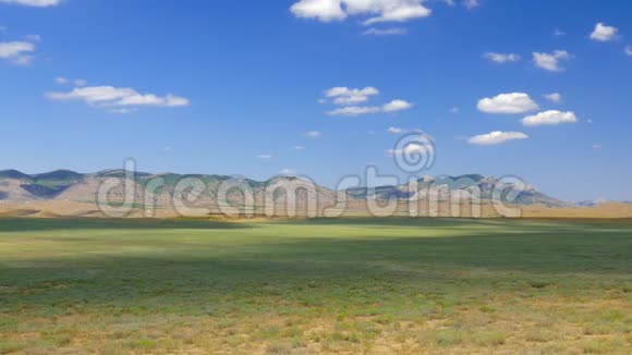 蓝天背景下的草原和山丘景观时间流逝视频的预览图