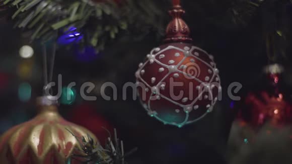 圣诞节和新年装饰红色和白色摘要模糊的博克假日背景闪烁的加兰视频的预览图