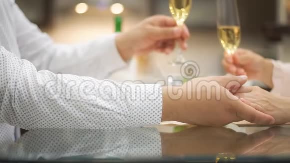 两个人喝着香槟牵手视频的预览图