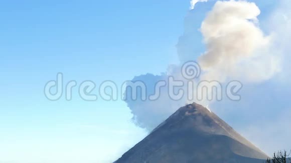 阿卡坦戈火山爆发视频的预览图