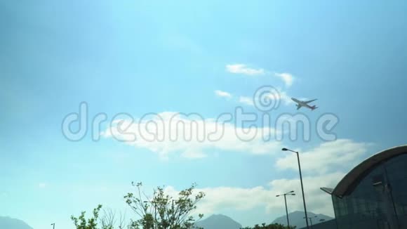 香港的机场沿着天空飞行的飞机飞机从机场起飞侧视视频的预览图