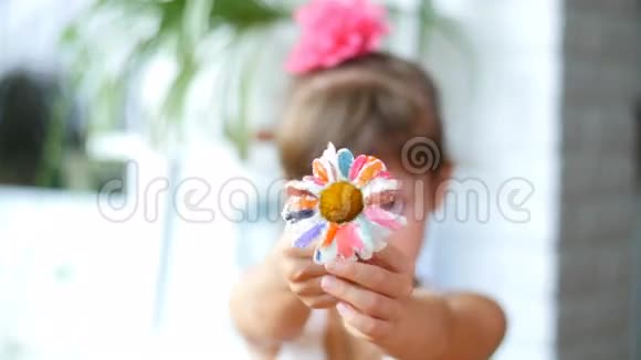 小女孩在玩一个洋甘菊它的花瓣是彩绘的视频的预览图