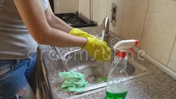 女人洗了水槽视频的预览图