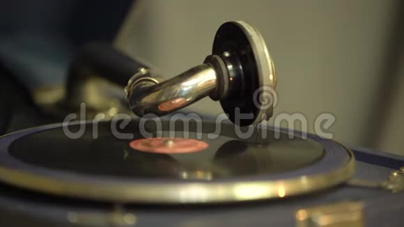 复古内部带有乙烯基唱片的留声机留声机在乙烯板上播放老歌视频的预览图