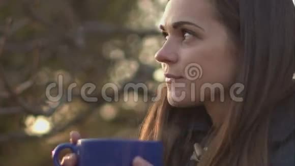 女人吹上茶来降温视频的预览图