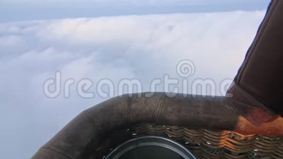 冒险第一人称景观从田野草地河流和上空的云中乘坐热气球飞行视频的预览图