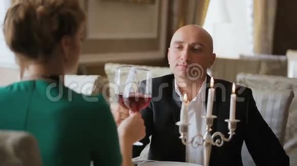 夫妇在餐厅喝葡萄酒视频的预览图