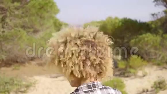 海边沙滩上穿着格子衬衫的女人视频的预览图