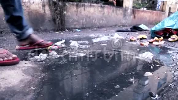 永男孩走污水处理贫民窟街道视频的预览图