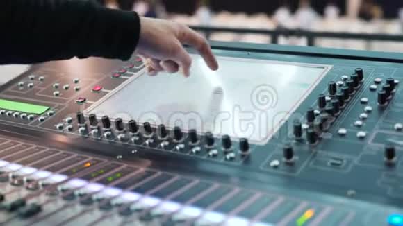 在活动中工作的人音频混合器旋钮被拉手按下键视频的预览图