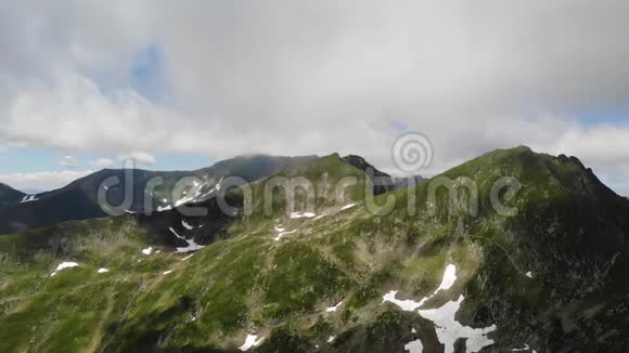 法加拉斯山脉的俯视图罗马尼亚视频的预览图