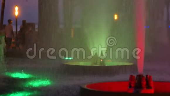 彩色喷泉在晚上舞蹈喷泉之夜表演视频的预览图