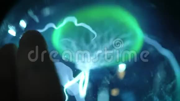 玻璃烧瓶中的绿色抽象电光像个等离子球那人触到了他的手指视频的预览图