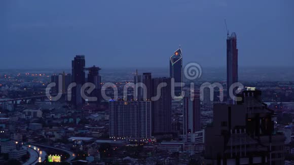 泰国曼谷的摩天大楼和高速公路视频的预览图