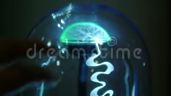玻璃烧瓶中的绿色抽象电光像个等离子球那人触到了他的手指视频的预览图