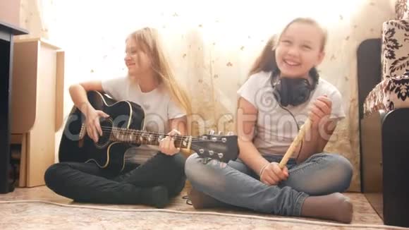 两名女性青少年在家演奏乐器视频的预览图
