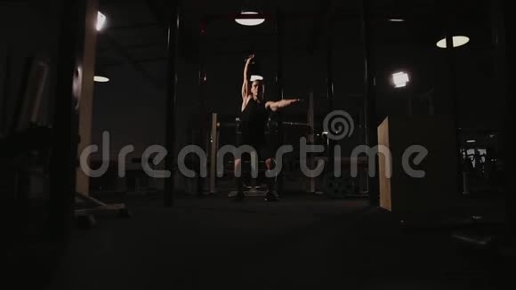 肌肉男在健身房做举重运动的壶铃视频的预览图