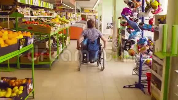 超市里一个坐轮椅的残疾人视频的预览图