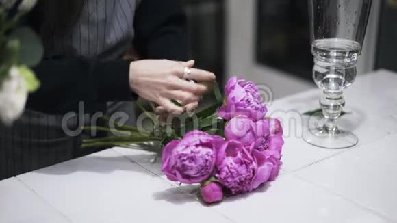 把花店店员绑上一束粉红色的花视频的预览图