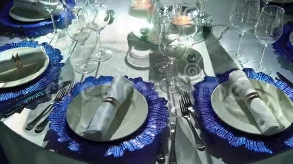 在餐厅为圣诞节聚会或新年庆祝活动提供美丽的餐桌环境视频的预览图