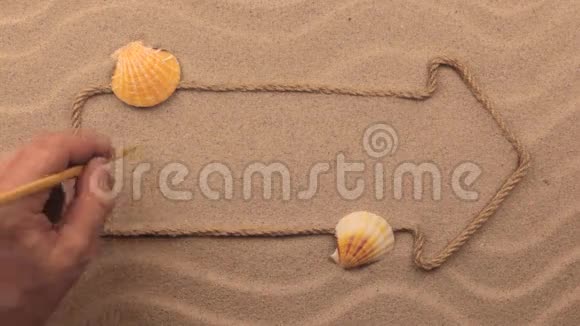 用手写在沙子上的RELAX铭文用绳子制成的指针视频的预览图