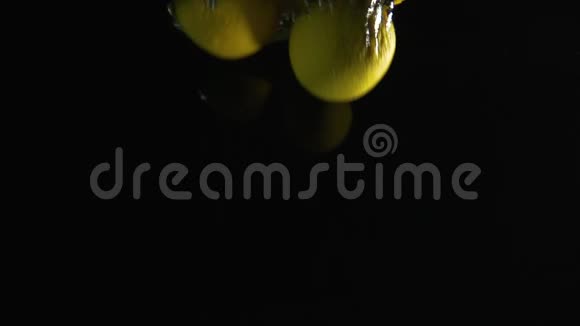 在黑色背景下被射死的橘子视频的预览图