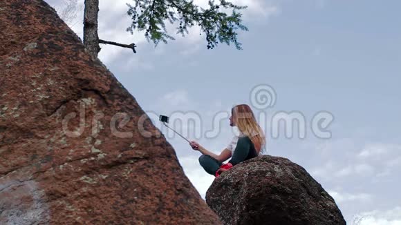 在山里用电话自画像的女人视频的预览图