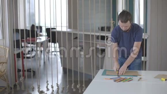 艺术设计师留胡子剪纸文具刀视频的预览图