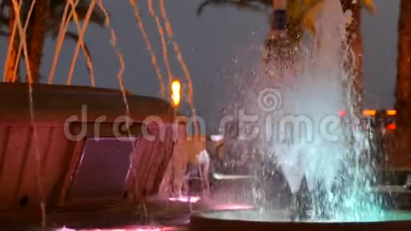 晚上的彩色喷泉舞蹈喷泉之夜表演视频的预览图