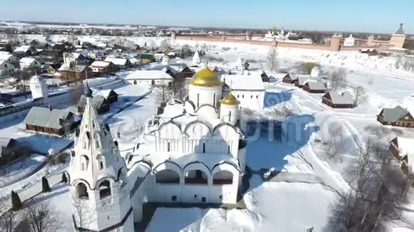 俄罗斯在苏兹达尔的冬天从无人驾驶飞机上俯瞰苏兹达尔的全景视频的预览图