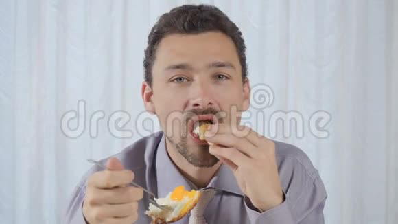 人吃营养丰富的早餐视频的预览图