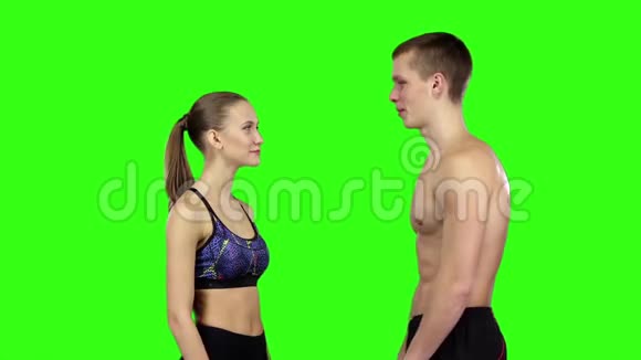 两个人在健身房聊天慢动作绿色屏幕视频的预览图