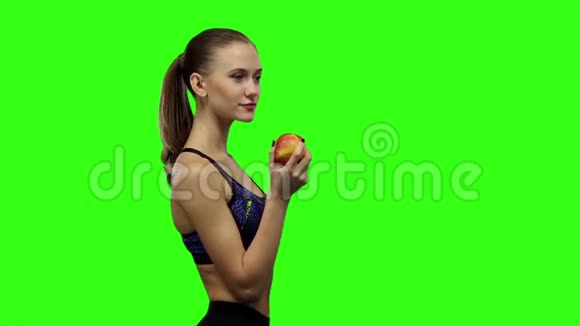 女人在她的减肥水果中使用慢动作绿色屏幕视频的预览图