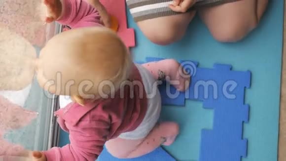 妈妈和宝宝玩伊娃拼图垫视频的预览图
