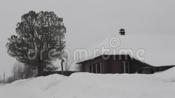 在俄罗斯严冬的雪堆中村子里的房子视频的预览图