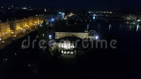 布拉格之夜城市佐芬宫布拉格街道PALCOFN从上面俯瞰全景空中视频的预览图