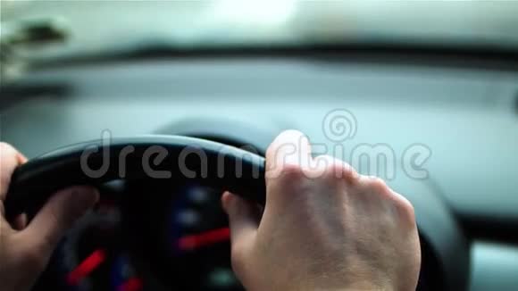 男人的手握住汽车的方向盘手指紧张地移动特写视频的预览图