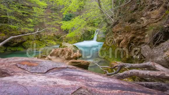 五颜六色的河流中的小瀑布视频的预览图