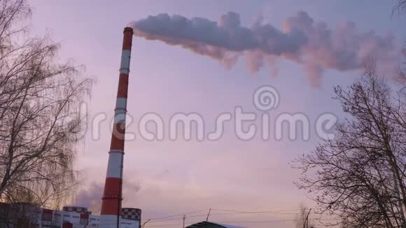工业吸烟烟囱背景冬季多云天空和裸树视频的预览图