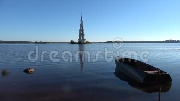一座古老被洪水淹没的钟楼的景色七月的晚上俄罗斯卡利亚津视频的预览图