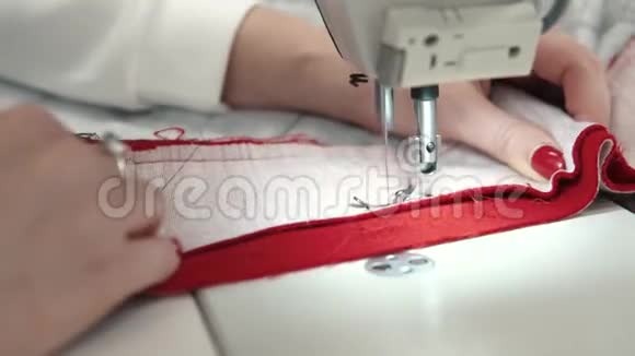 女人缝在缝纫机上女性双手特写视频的预览图