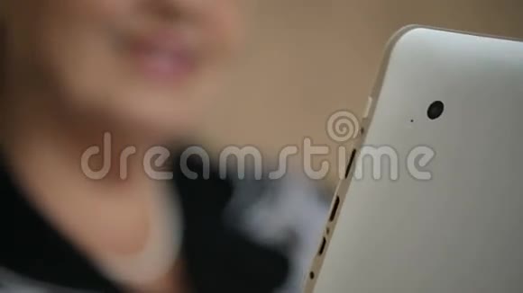 微笑的高级女性使用平板电脑视频的预览图