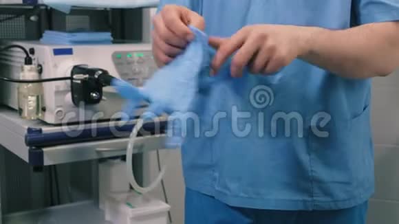 医生带手套检查胃镜4k视频的预览图