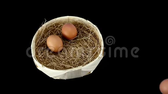 鸡蛋卷到另两个在一个篮子里用稻草视频的预览图