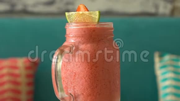 新鲜的热带有机草莓冰沙在桌子上旋转视频的预览图
