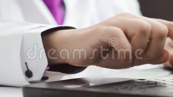医生在柜子里用笔记本电脑工作超高清视频视频的预览图